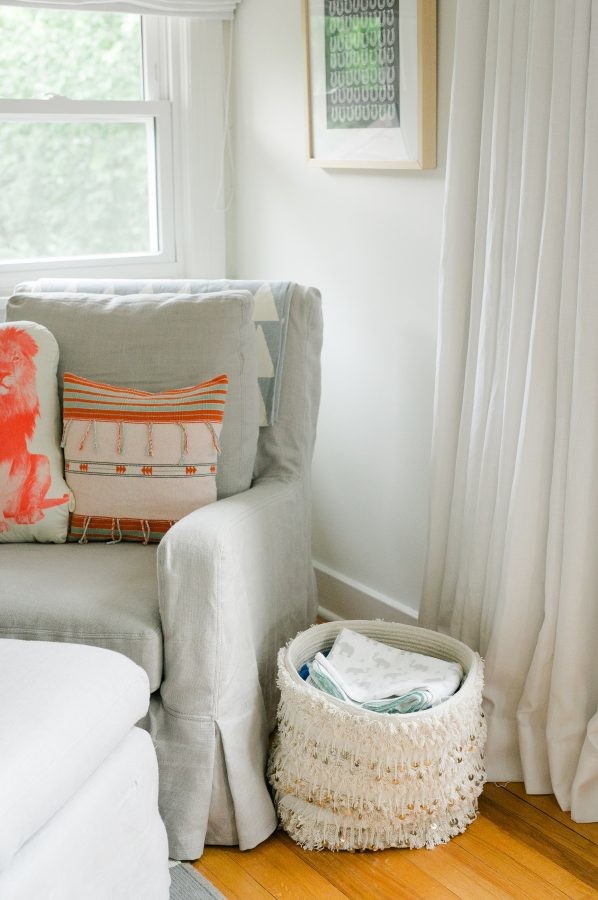 ナッシュビルにあるお手頃価格の中くらいなミッドセンチュリースタイルのおしゃれな赤ちゃん部屋 (白い壁、無垢フローリング、男女兼用、茶色い床) の写真