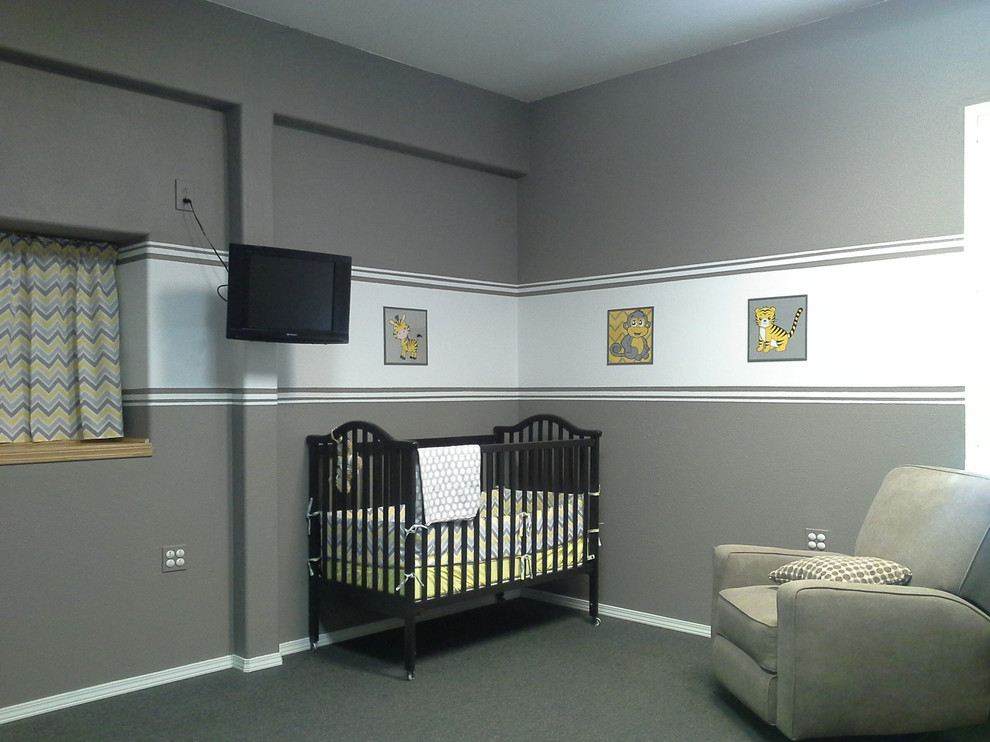 Ispirazione per una piccola cameretta per neonati neutra moderna con pareti grigie e moquette