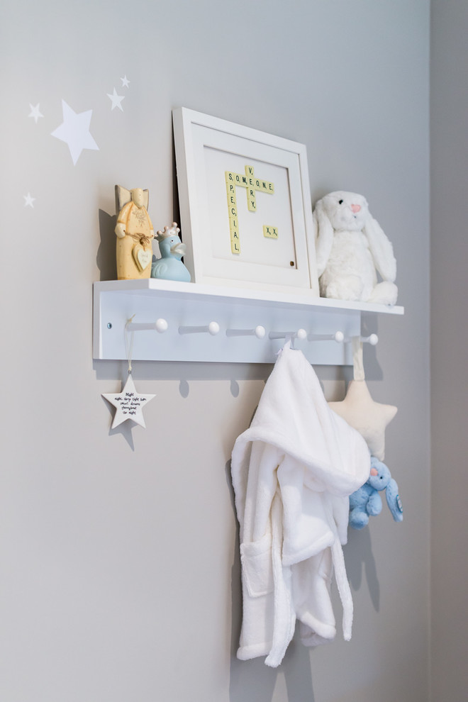 Ejemplo de habitación de bebé niño actual de tamaño medio con moqueta y suelo gris