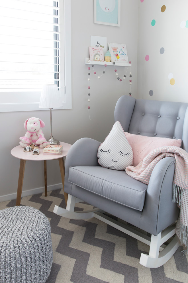 Aménagement d'une chambre de bébé fille contemporaine de taille moyenne avec un mur gris et parquet foncé.