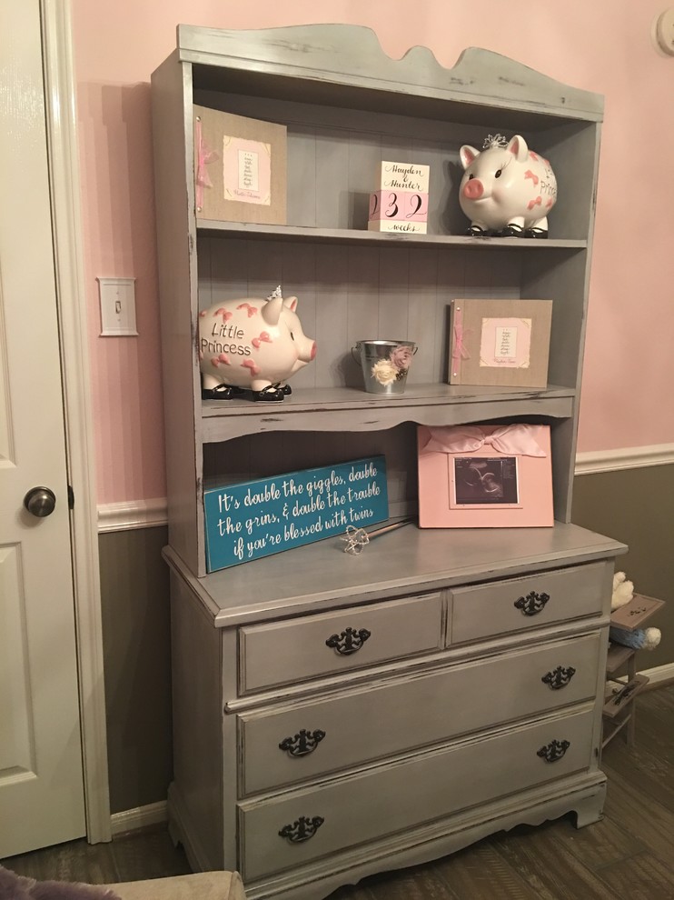 Réalisation d'une chambre de bébé fille style shabby chic de taille moyenne avec un mur rose, parquet foncé et un sol marron.