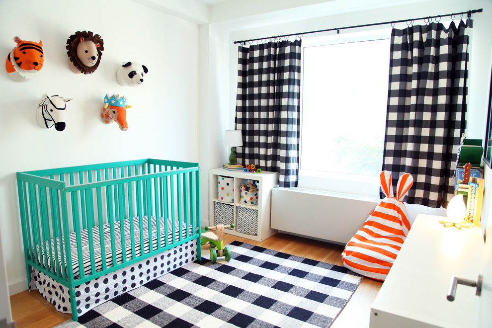 Стильный дизайн: нейтральная комната для малыша в современном стиле с белыми стенами и паркетным полом среднего тона - последний тренд
