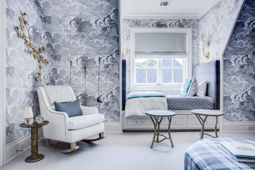 Inspiration pour une chambre de bébé neutre traditionnelle avec un mur gris, moquette et un sol gris.