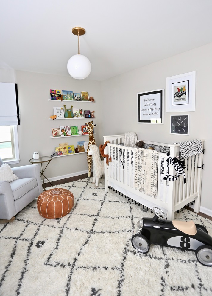 他の地域にあるモダンスタイルのおしゃれな赤ちゃん部屋 (グレーの壁、濃色無垢フローリング、男女兼用、茶色い床) の写真
