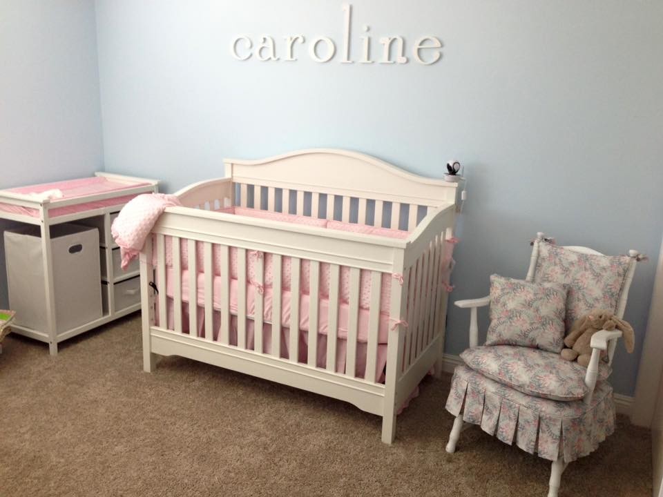 Foto di una piccola cameretta per neonata chic con pareti blu, moquette e pavimento beige