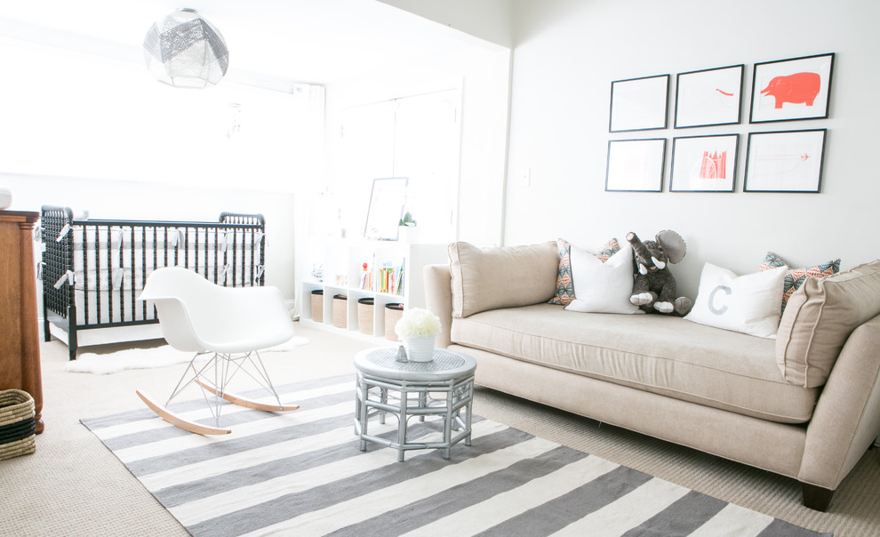 Стильный дизайн: нейтральная комната для малыша среднего размера в стиле неоклассика (современная классика) с бежевыми стенами и ковровым покрытием - последний тренд