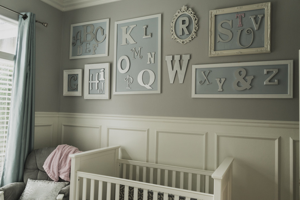 Cette photo montre une petite chambre de bébé neutre chic avec un mur marron.