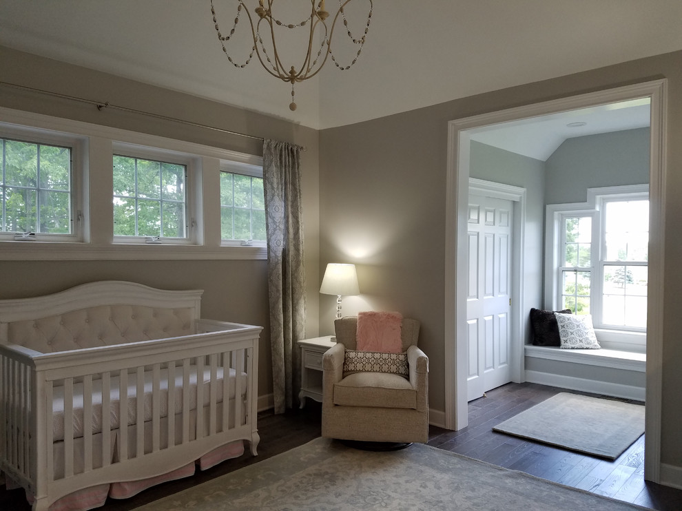 Großes Klassisches Babyzimmer mit grauer Wandfarbe, braunem Holzboden und grauem Boden in Sonstige