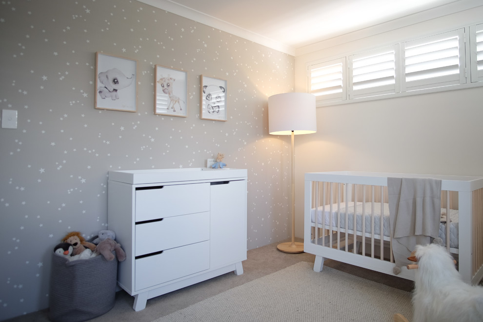 Foto di una cameretta per neonato contemporanea di medie dimensioni con pareti grigie, moquette e pavimento beige