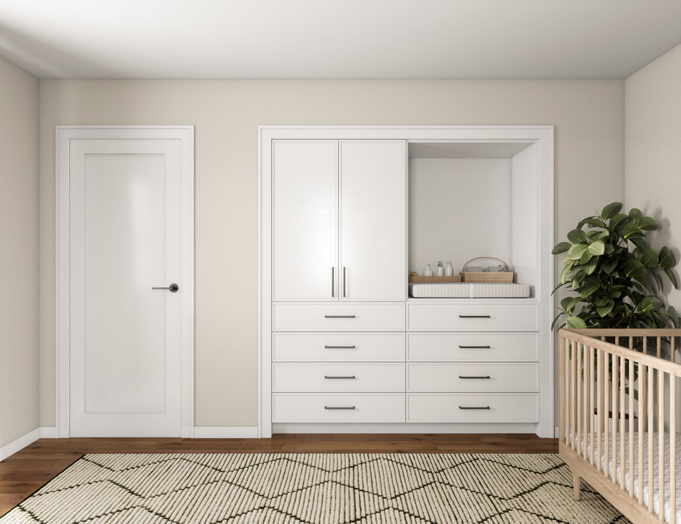 Mittelgroßes Modernes Babyzimmer mit weißer Wandfarbe, braunem Holzboden und braunem Boden in Sonstige