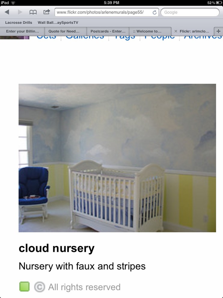 Immagine di una cameretta per neonati chic