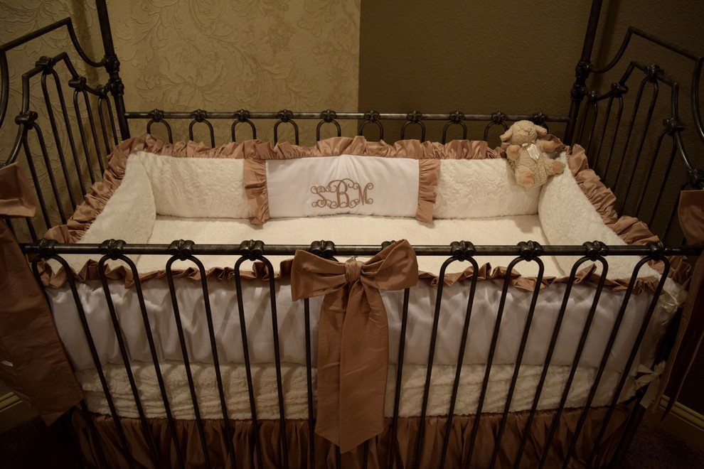 Cette photo montre une chambre de bébé fille victorienne.