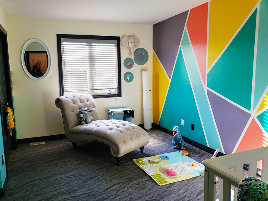 Идея дизайна: нейтральная комната для малыша среднего размера в современном стиле с разноцветными стенами, ковровым покрытием и серым полом
