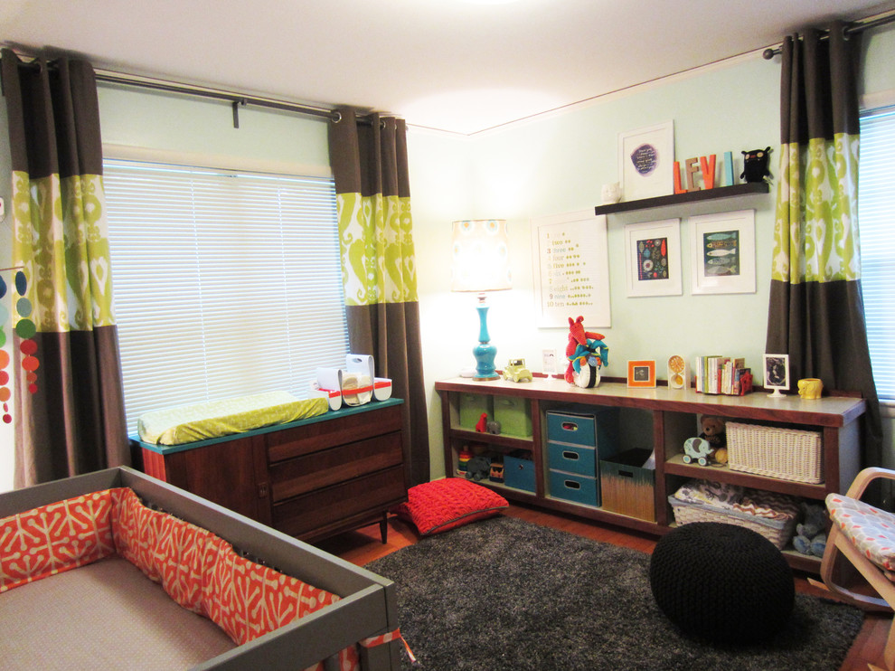 Idée de décoration pour une chambre de bébé design de taille moyenne.