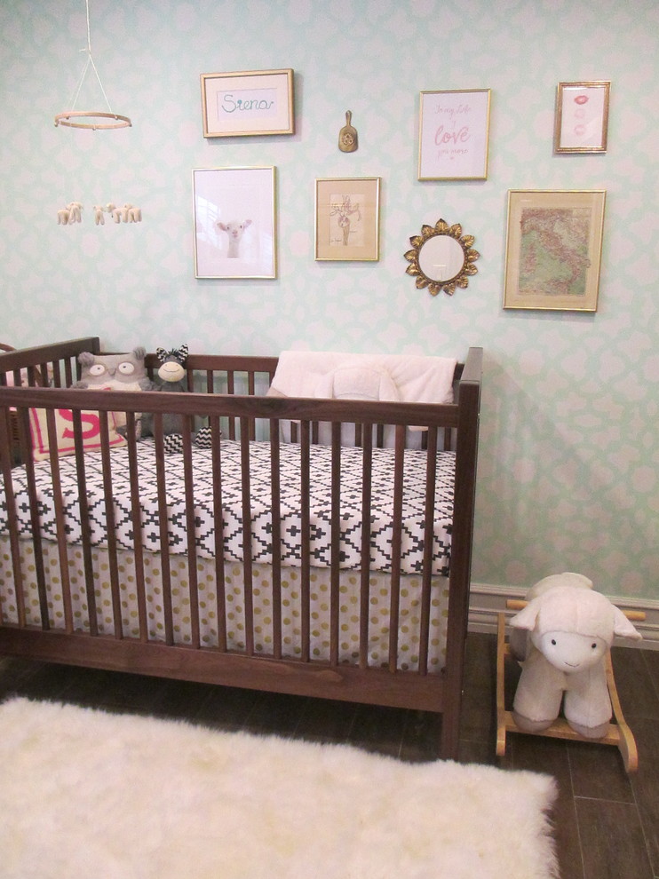 Immagine di una cameretta per neonata boho chic di medie dimensioni con parquet scuro e pavimento marrone