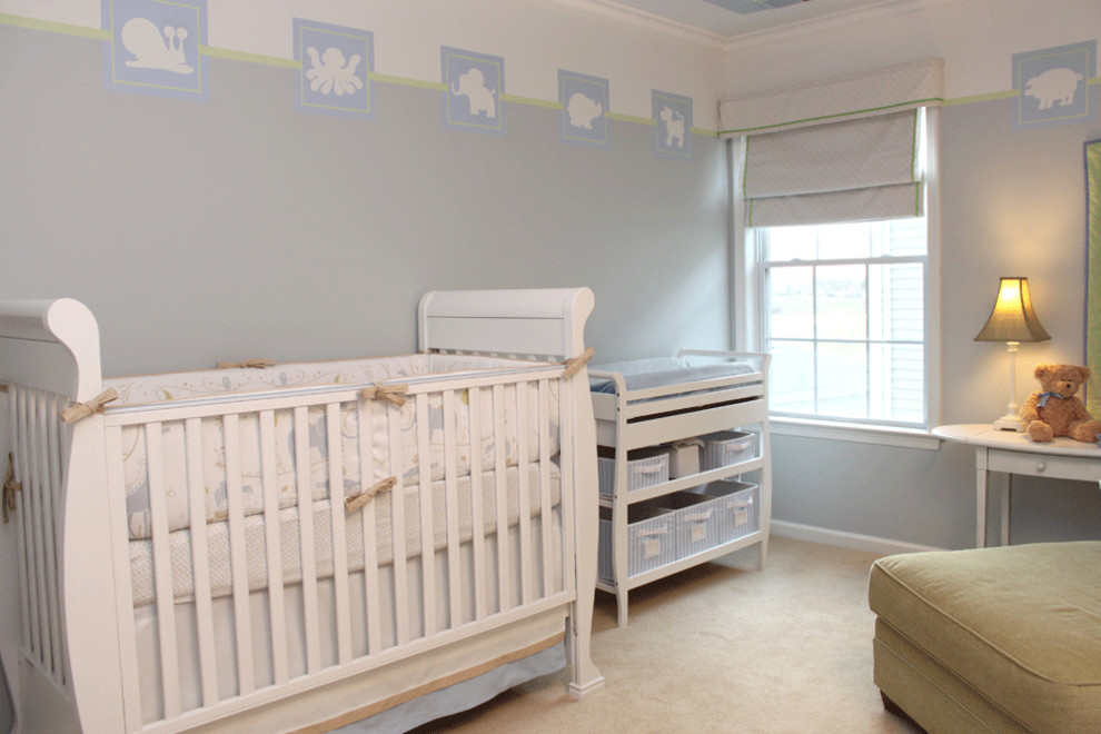 Imagen de habitación de bebé niño actual con paredes azules y moqueta