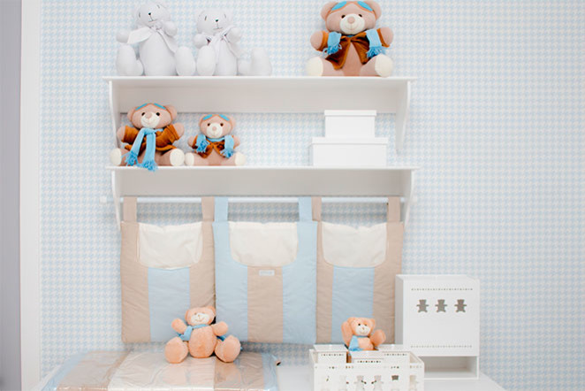 Modelo de habitación de bebé niño minimalista extra grande con paredes azules, moqueta y suelo beige