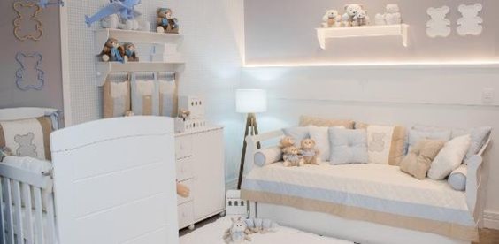Aménagement d'une très grande chambre de bébé garçon moderne avec moquette, un sol beige et un mur gris.