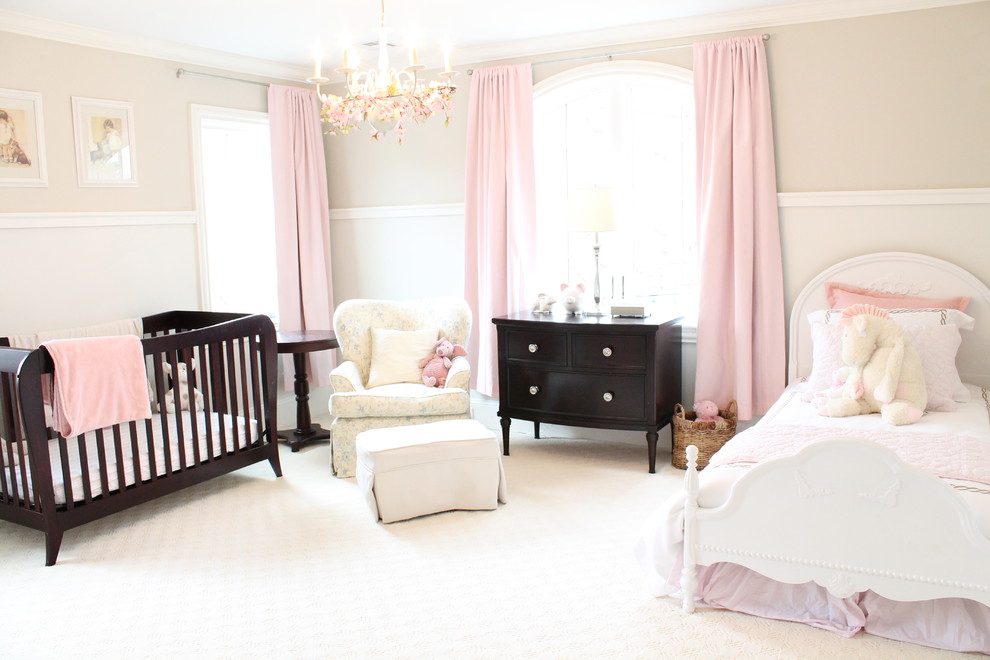 Réalisation d'une grande chambre de bébé fille tradition avec un mur beige, moquette et un sol blanc.