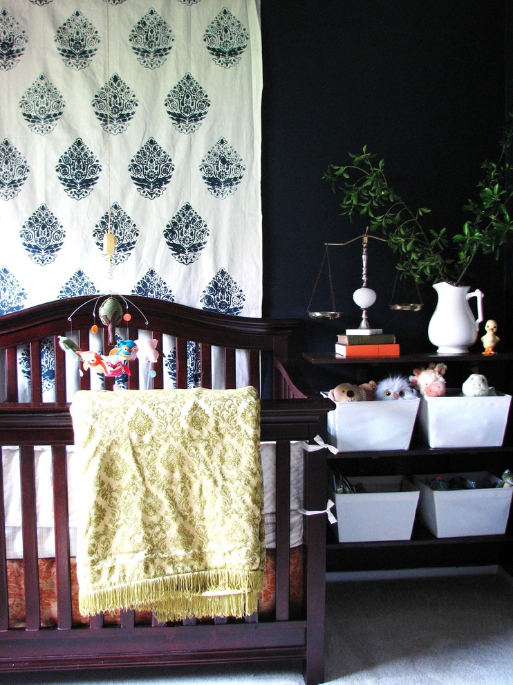 Modelo de habitación de bebé neutra ecléctica con paredes negras y moqueta