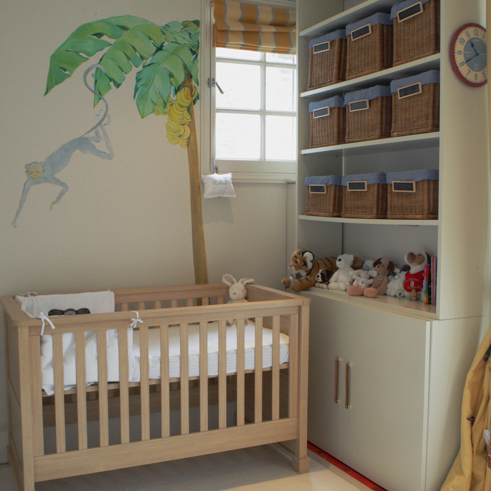 Cette photo montre une chambre de bébé éclectique.