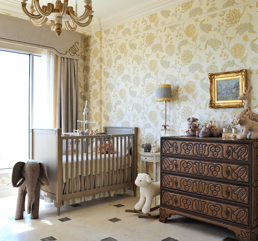 Réalisation d'une chambre de bébé neutre tradition de taille moyenne avec un mur beige.