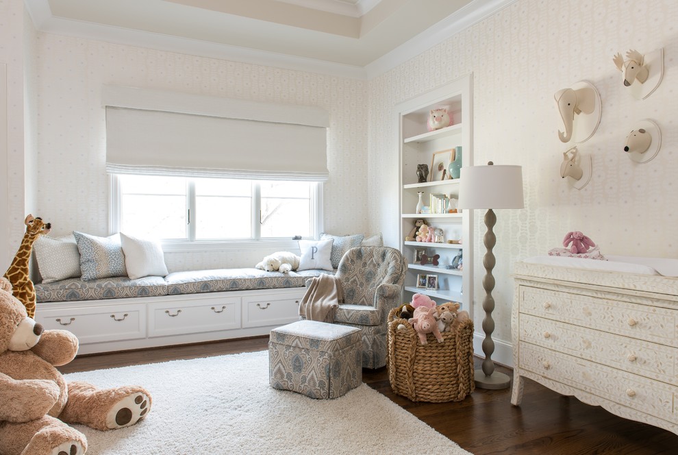 Réalisation d'une chambre de bébé fille tradition avec un mur beige, parquet foncé et un sol marron.