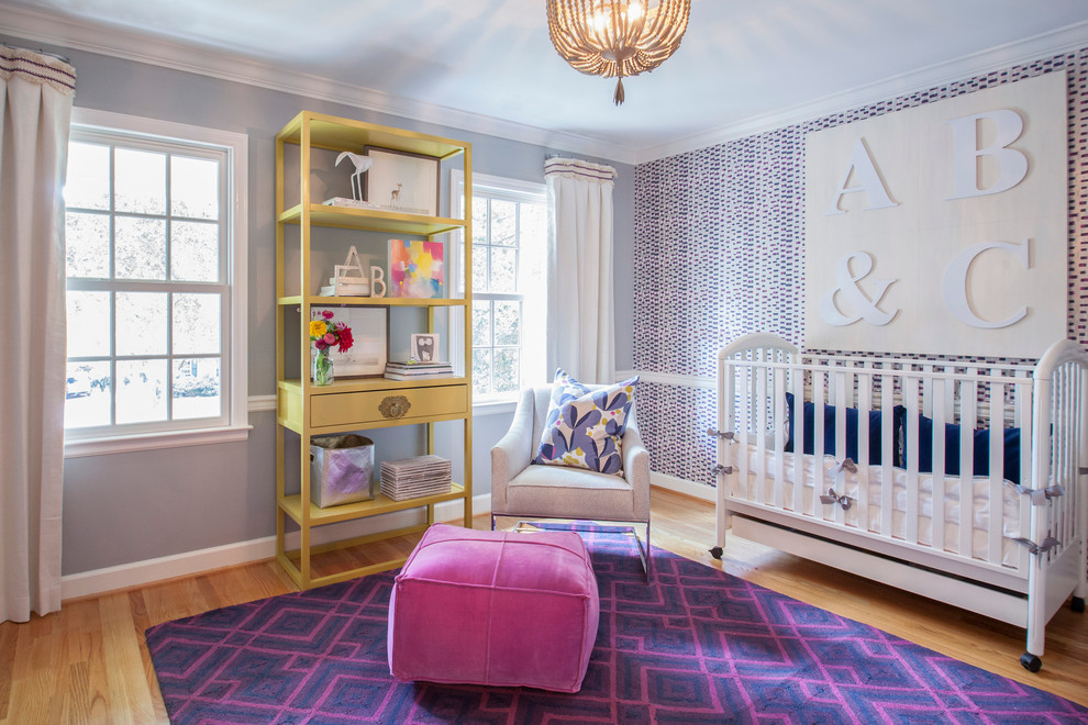 Idées déco pour une chambre de bébé fille classique avec un mur gris et un sol en bois brun.