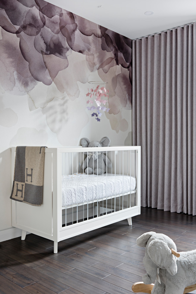 Cette image montre une chambre de bébé fille minimaliste de taille moyenne.