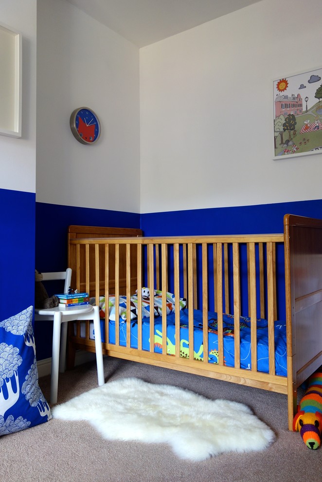 Imagen de habitación de bebé contemporánea de tamaño medio