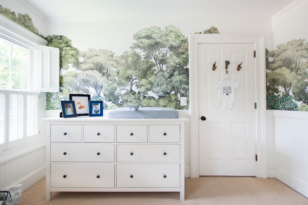 Diseño de habitación de bebé neutra tradicional con paredes multicolor, moqueta y suelo beige