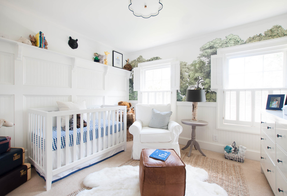 Пример оригинального дизайна: нейтральная комната для малыша в классическом стиле с белыми стенами, ковровым покрытием и бежевым полом