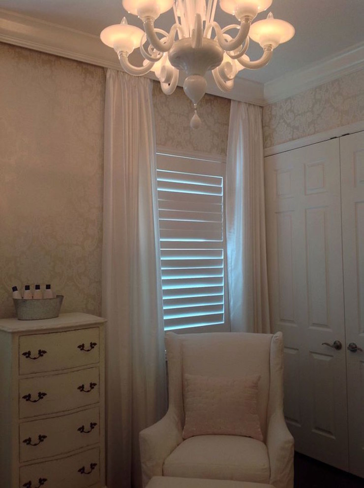 Idee per una cameretta per neonata shabby-chic style di medie dimensioni con pareti beige e parquet scuro