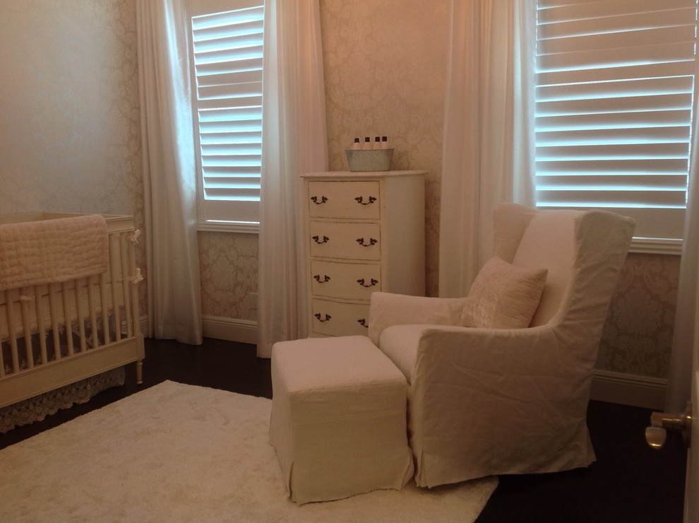 Foto di una cameretta per neonata shabby-chic style di medie dimensioni con pareti beige e parquet scuro