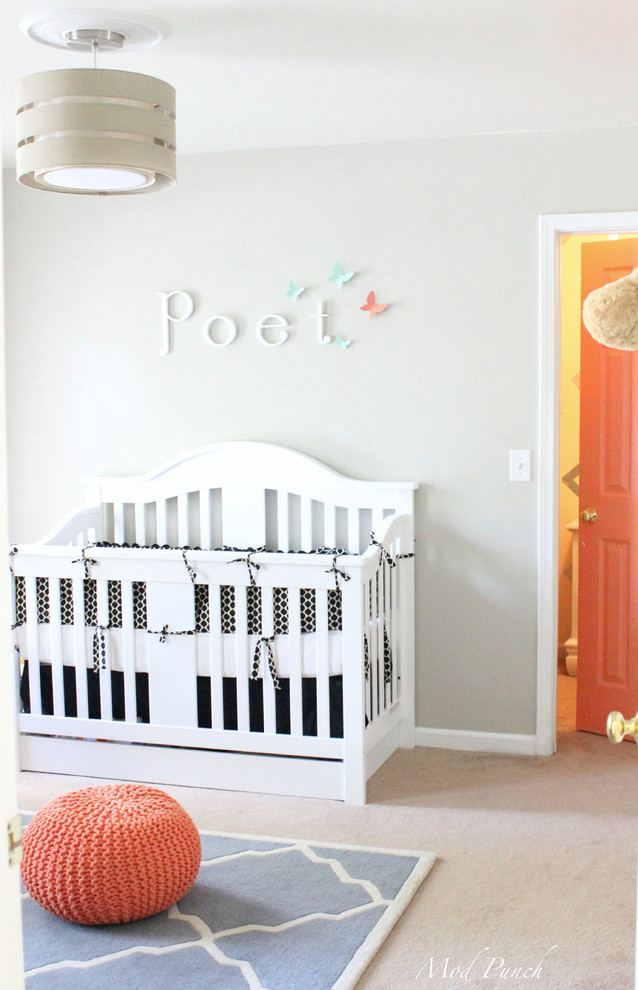 Mittelgroßes Modernes Babyzimmer mit grauer Wandfarbe und Teppichboden in Atlanta
