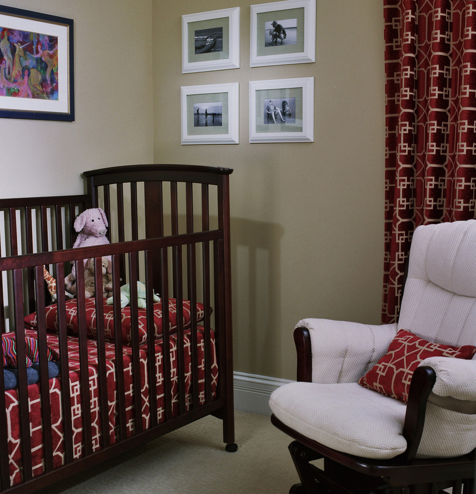 На фото: нейтральная комната для малыша в классическом стиле с бежевыми стенами и ковровым покрытием