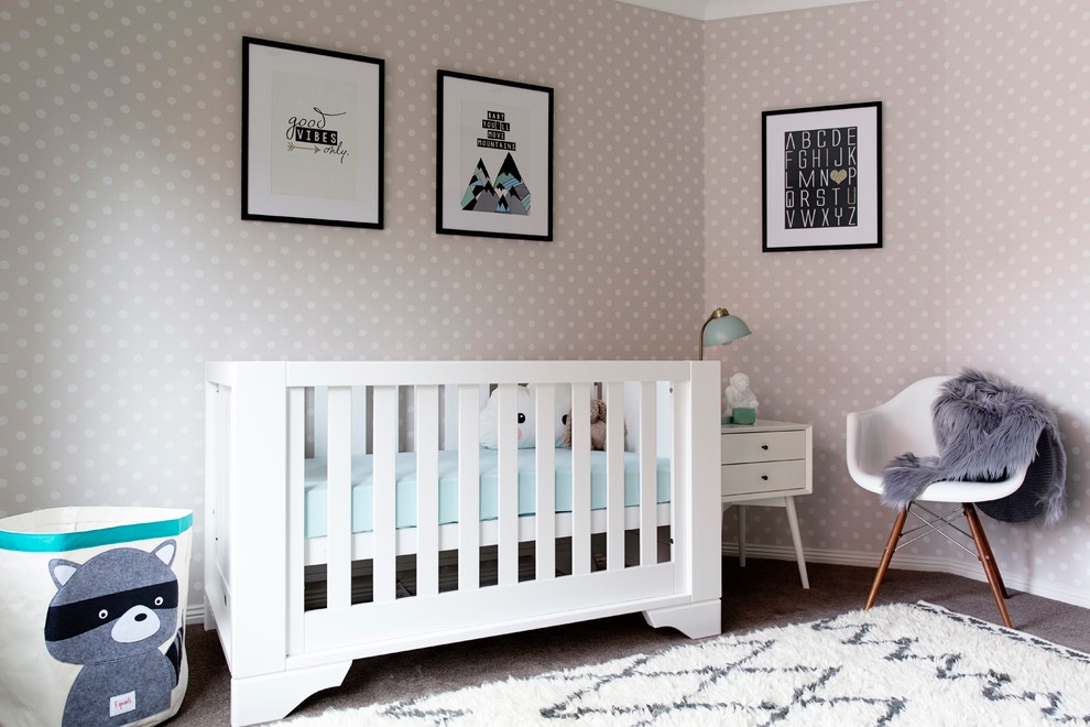Immagine di una piccola cameretta per neonati neutra design con pareti beige e moquette