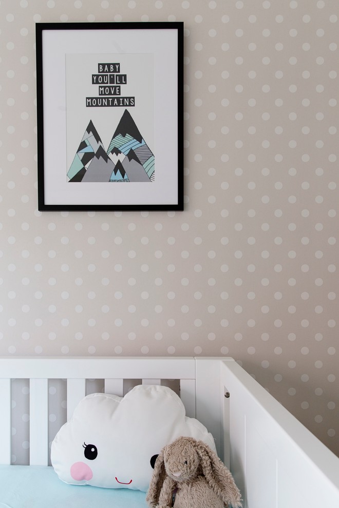 Diseño de habitación de bebé neutra contemporánea pequeña con paredes beige y moqueta