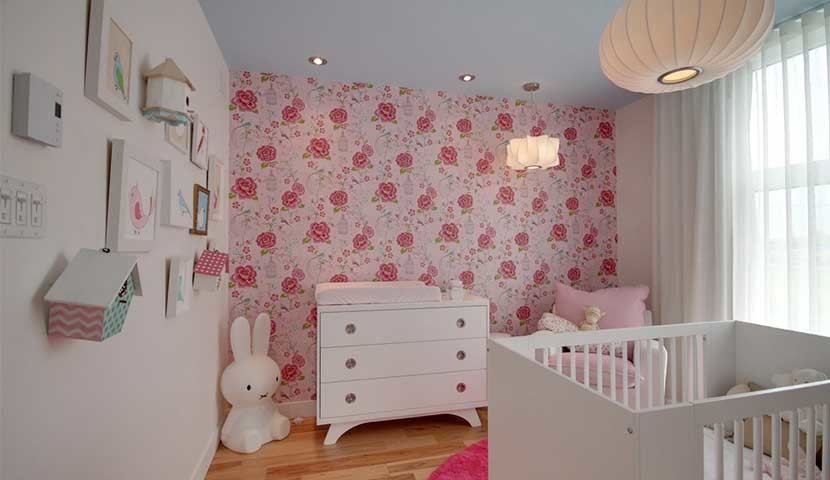 Exemple d'une chambre de bébé fille tendance de taille moyenne avec un mur blanc, parquet clair et un sol beige.