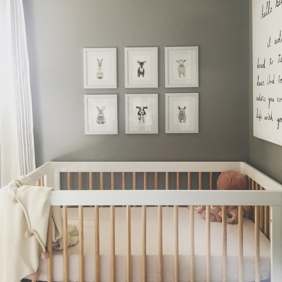 Источник вдохновения для домашнего уюта: комната для малыша среднего размера в стиле ретро с серыми стенами, темным паркетным полом и коричневым полом для девочки