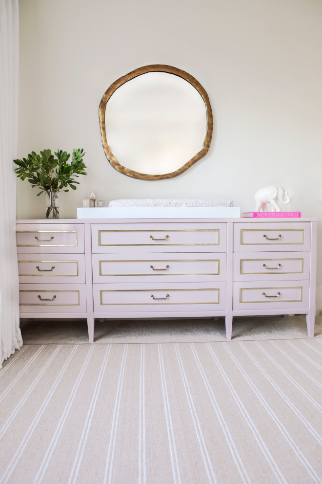 Inspiration pour une petite chambre de bébé fille traditionnelle avec un mur blanc, moquette et un sol beige.