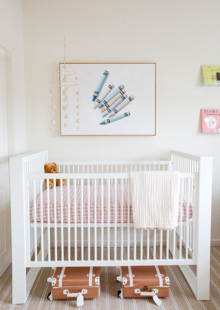 Réalisation d'une petite chambre de bébé fille tradition avec un mur blanc, moquette et un sol beige.