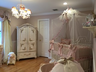 Chambre De Bebe Romantique Avec Un Mur Rose Photos Amenagement Et Idees Deco De Chambres De Bebe Juin 21 Houzz Fr