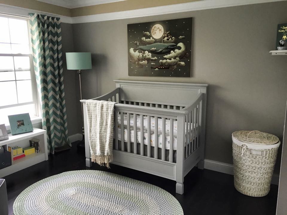 Idée de décoration pour une chambre de bébé neutre tradition de taille moyenne avec un mur gris et parquet en bambou.