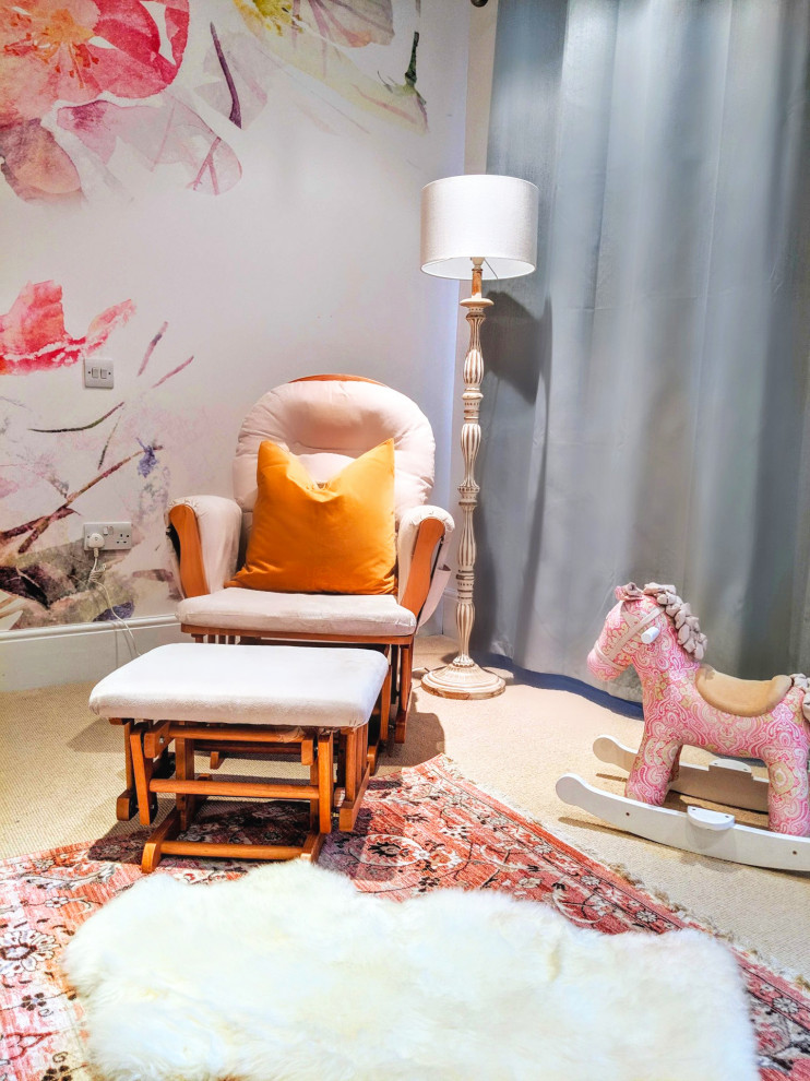Foto de habitación de bebé niña ecléctica grande con moqueta y suelo beige