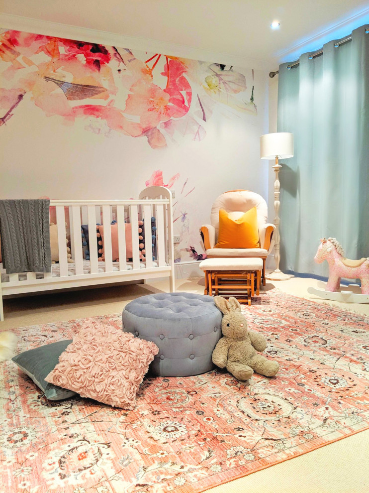 Ispirazione per una grande cameretta per neonata eclettica con moquette e pavimento beige