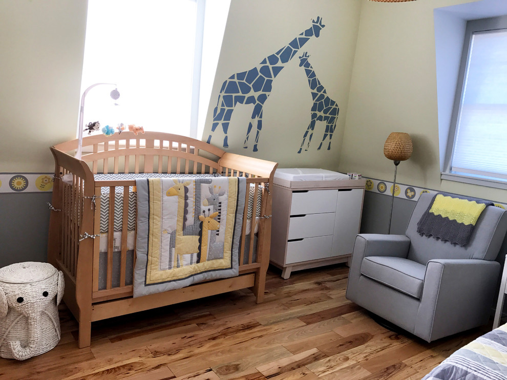 Réalisation d'une chambre de bébé neutre minimaliste de taille moyenne avec un mur jaune et parquet clair.