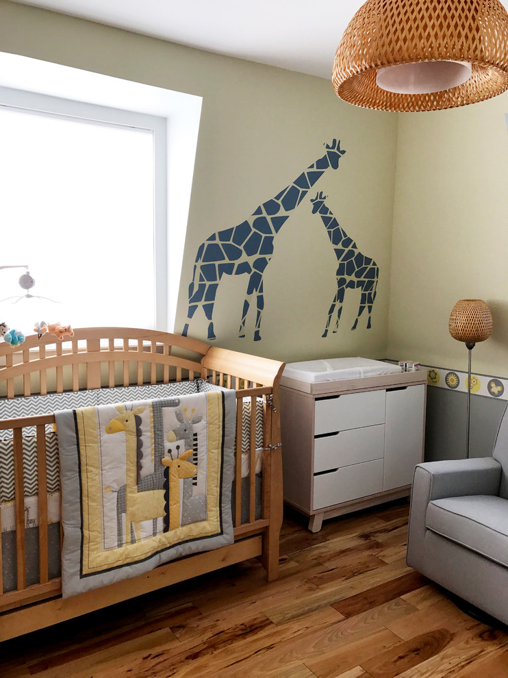 Modelo de habitación de bebé neutra moderna de tamaño medio con paredes amarillas y suelo de madera clara