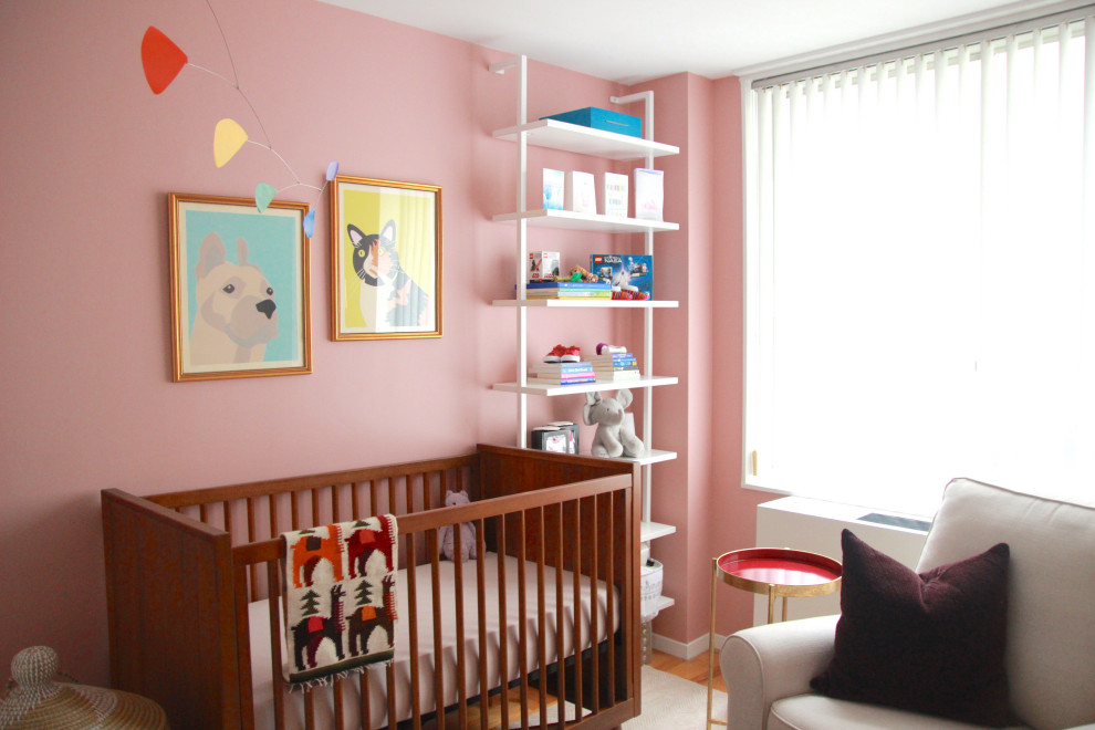 Idée de décoration pour une petite chambre de bébé minimaliste.