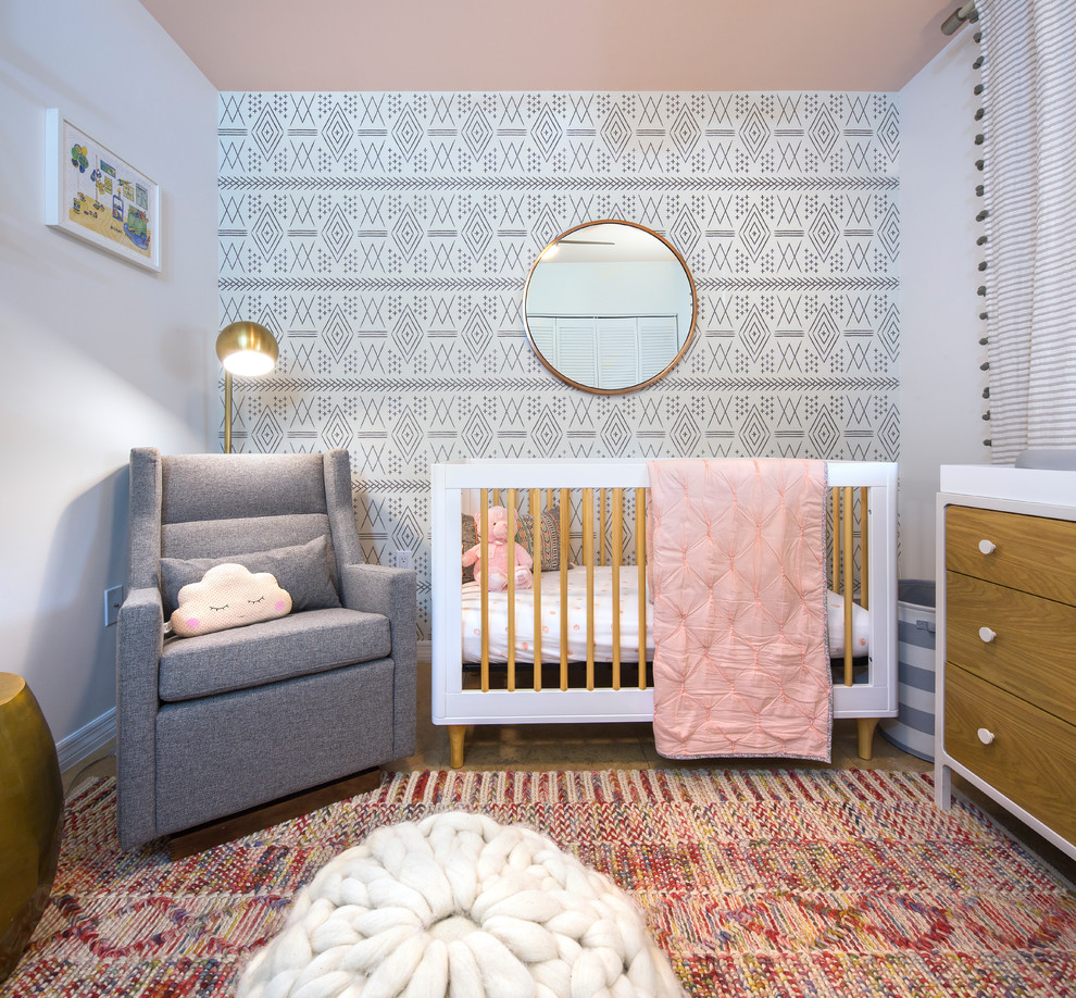 Стильный дизайн: комната для малыша среднего размера в современном стиле с белыми стенами и полом из керамогранита для девочки - последний тренд
